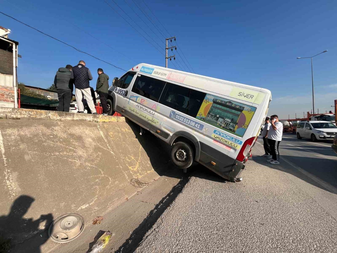 KOCAELİ'NİN DERİNCE İLÇESİNDE OTO YIKAMACIDA PARK HALİNDEYKEN HAREKET EDEN MİNİBÜS, İSTİNAT...