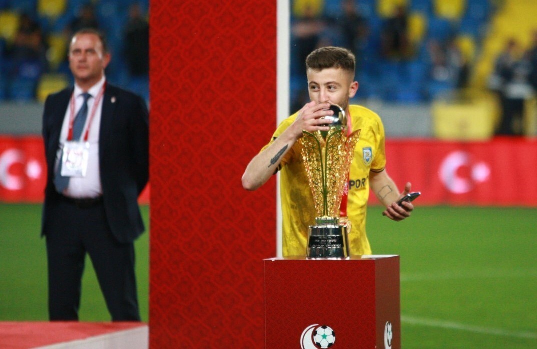 KOCAELİ'NİN İZMİT İLÇESİNDE DÜN GECE ÇIKAN SİLAHLI KAVGADA AĞIR YARALANAN FUTBOLCU UĞURCAN...