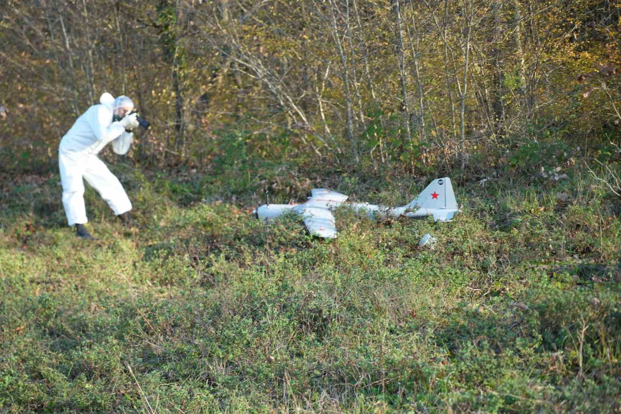 KOCAELİ'NİN İZMİT İLÇESİNDE KIRSAL ALANA DÜŞEN İNSANSIZ HAVA ARACI (İHA), JANDARMA EKİPLERİNCE...