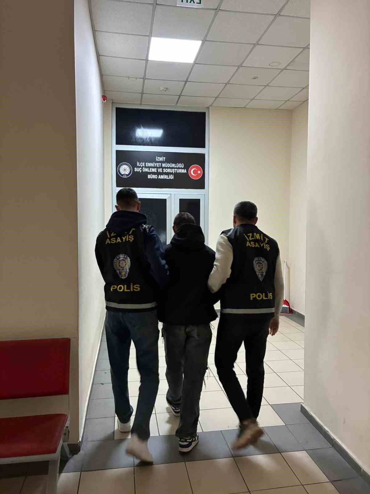 KOCAELİ'NİN İZMİT İLÇESİNDE MOTOSİKLETLE AKROBATİK HAREKETLER YAPARAK HEM KENDİ CANINI HEM DE...