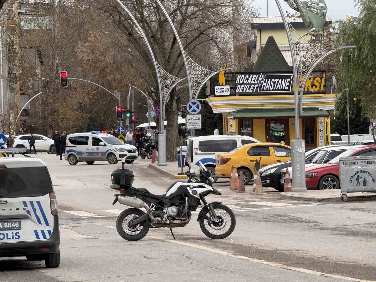 KOCAELİ'NİN İZMİT İLÇESİNDE TAKSİ DURAĞINA GİREN VE ELİNDE TABANCA İLE BIÇAK BULUNDUĞU ÖĞRENİLEN...