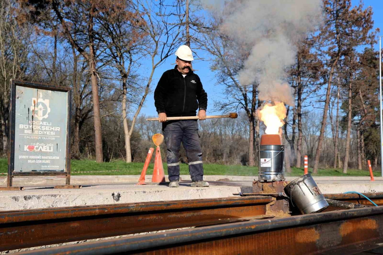 KOCAELİ BÜYÜKŞEHİR BELEDİYESİ, RAYLI SİSTEM AĞINI BU KEZ "KARTEPE TRAMVAY HATTI" İLE...