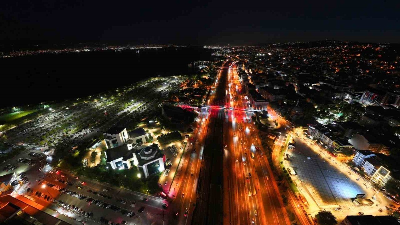 KOCAELİ BÜYÜKŞEHİR BELEDİYESİNCE KAZANDIRILAN SOSYAL DONATI ALANLARI, GECE AYDINLATMALARIYLA...