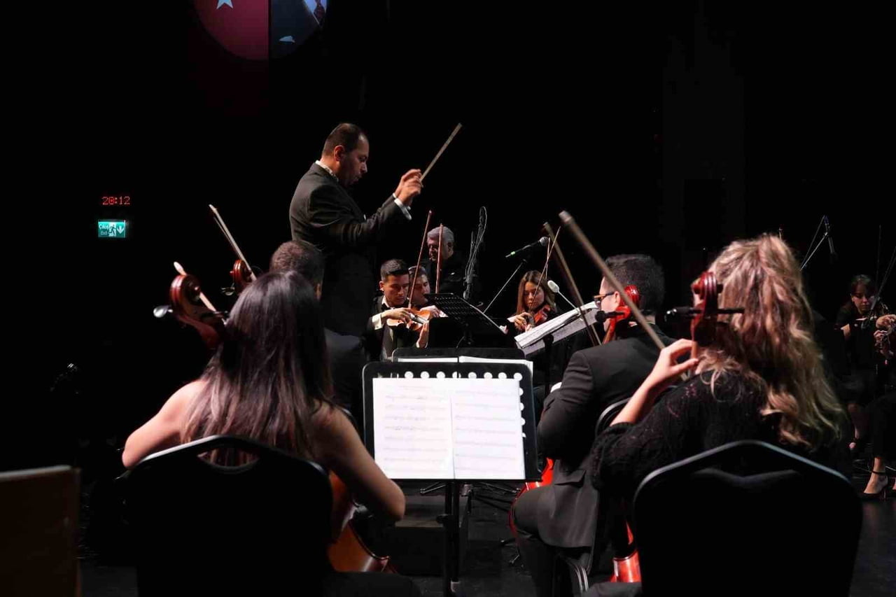 KOCAELİ BÜYÜKŞEHİR ODA ORKESTRASI,  YILIN SON KONSERİNDE TOYGAR IŞIKLI’NIN HAFIZALARA KAZINAN DİZİ...