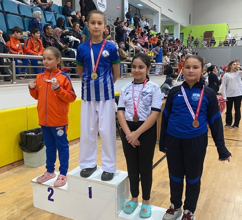 KOCAELİ KARATE GELİŞİM LİGİ 2. AYAK MÜSABAKALARI'NDA MÜCADELE EDEN KARTEPE BELEDİYESPOR...