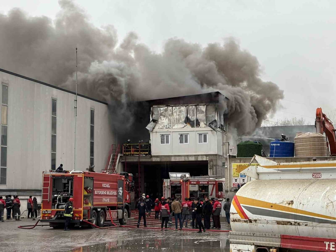 KOCAELİ’NİN BAŞİSKELE İLÇESİNDE BETON FABRİKASININ ÇATI KISMINDA ÇIKAN YANGIN PANİĞE NEDEN OLDU....