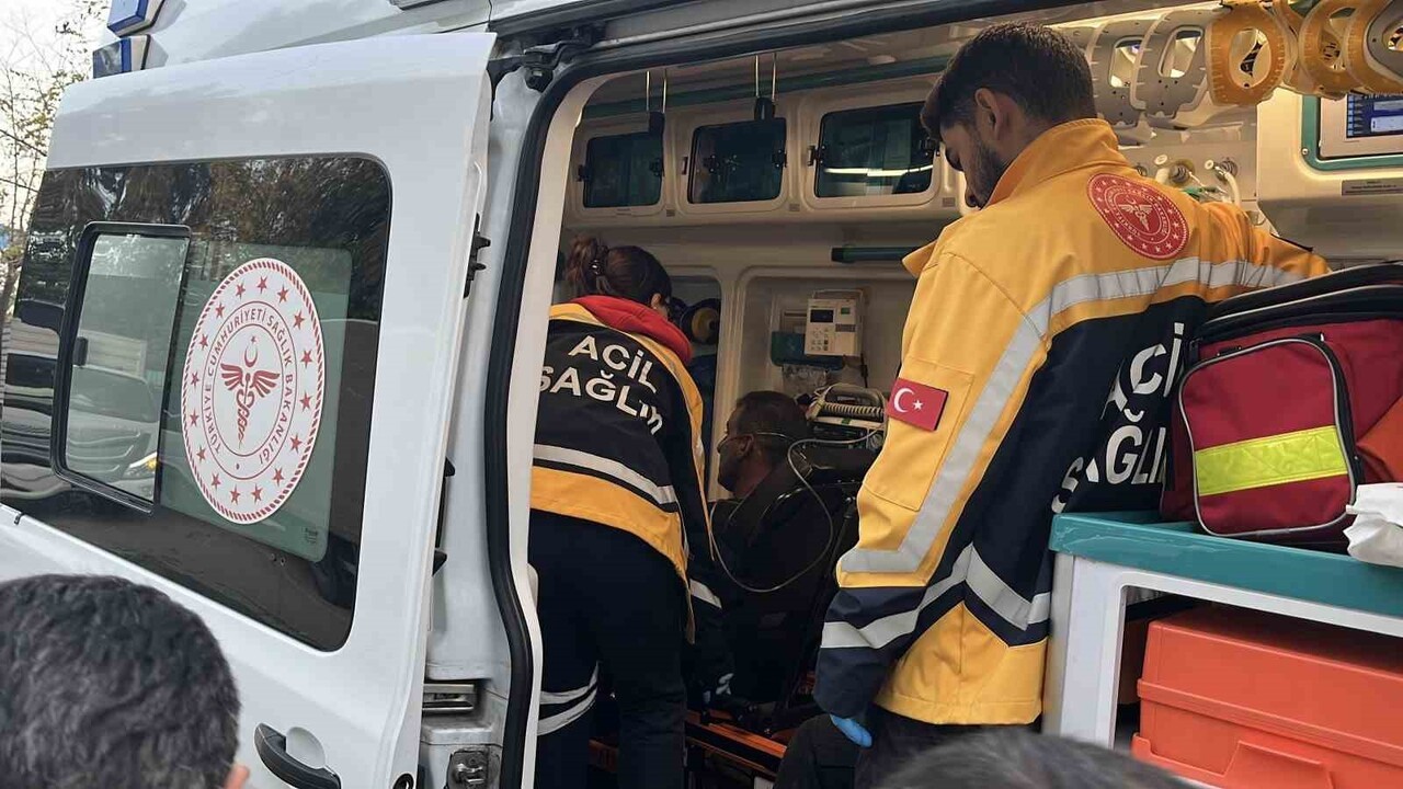 KOCAELİ’NİN DARICA İLÇESİNDE 3 KATLI BİR BİNANIN ÇATISINDA ÇIKAN YANGINDA, DUMANDAN ETKİLENEN BABA...