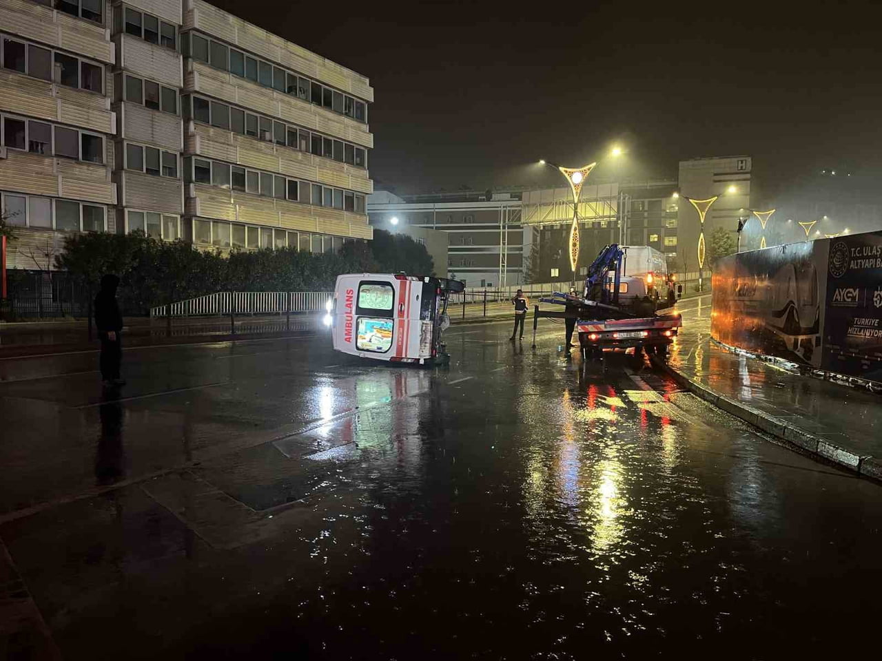 KOCAELİ’NİN İZMİT İLÇESİNDE PANELVAN İLE ÇARPIŞAN AMBULANSIN DEVRİLMESİ NETİCESİNDE MEYDANA GELEN...