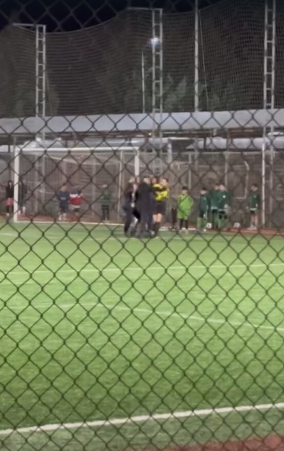 KOCAELİ’NİN İZMİT İLÇESİNDEKİ U12 KARŞILAŞMASI, SPORTMENLİĞE AYKIRI OLAYLARA SAHNE OLDU....