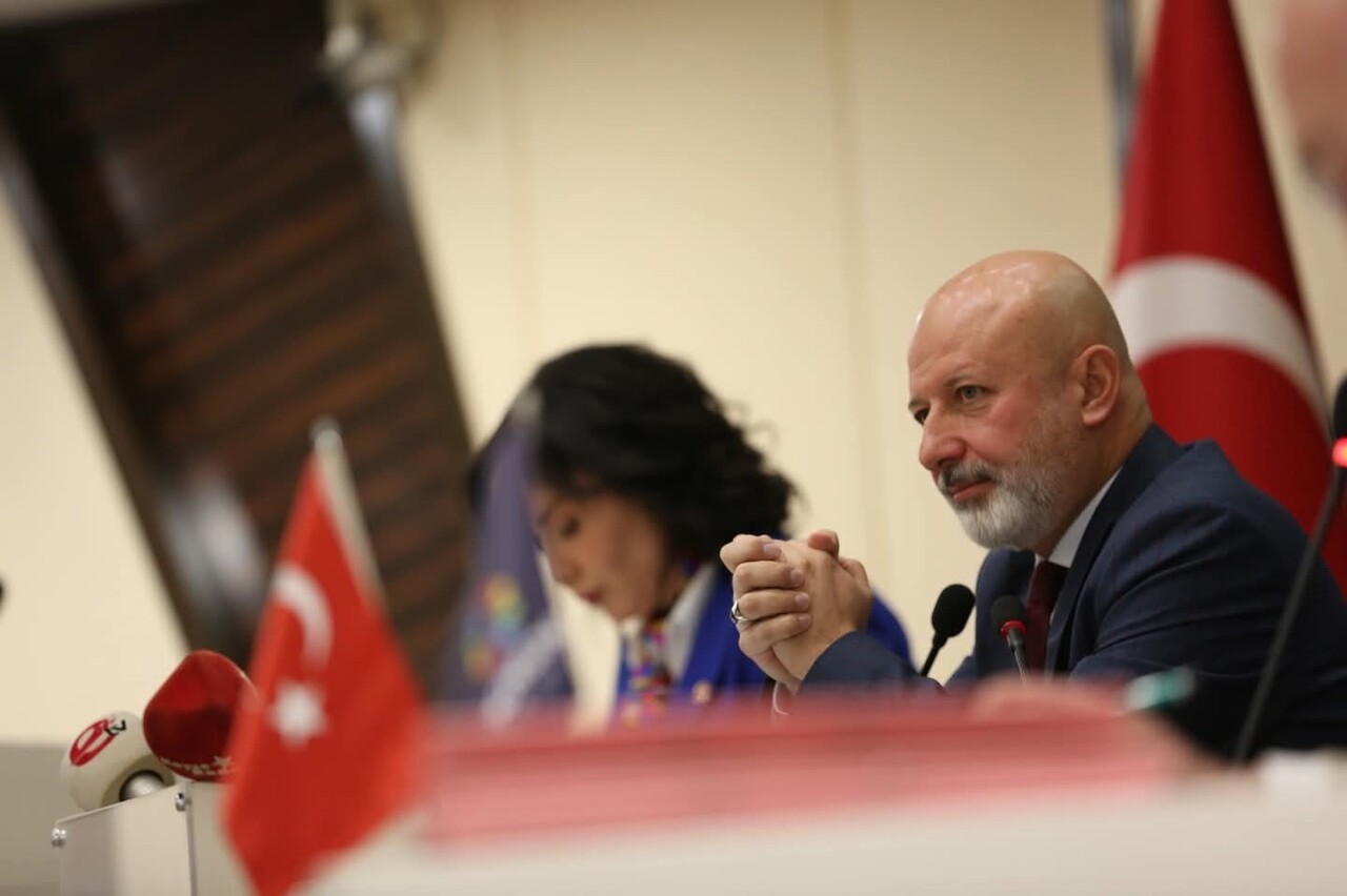 KOCASİNAN BELEDİYE BAŞKANI AHMET ÇOLAKBAYRAKDAR, BELEDİYEDE YAŞANAN USULSÜZLÜK HAKKINDA KONUŞARAK...