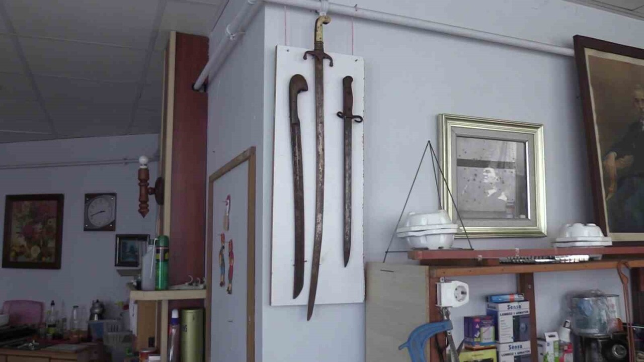 KOLEKSİYONDA, II. MAHMUT'TAN KALAN YEMEK MASASINDAN, ÇANAKKALE SAVAŞI'NDAKİ KILIÇLARA KADAR BİRÇOK...