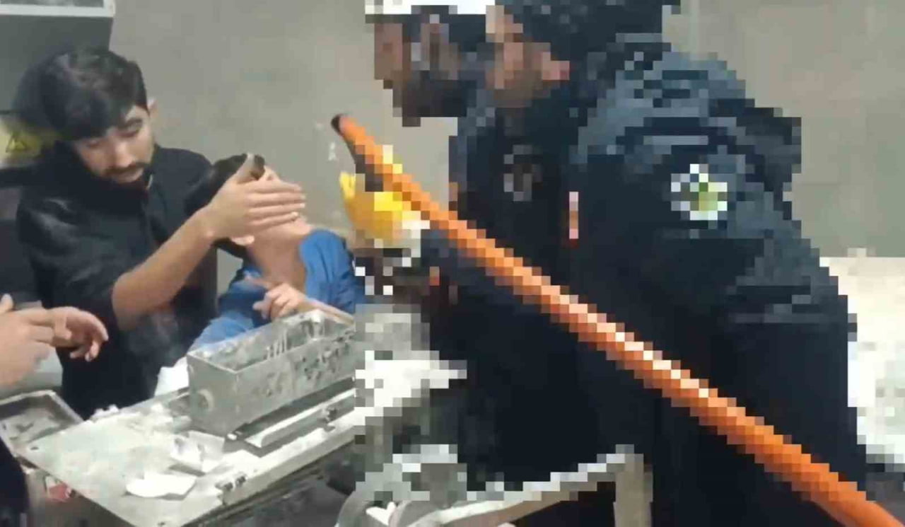 KOLU HAMUR MAKİNESİNE SIKIŞAN ÇOCUĞUN İMDADINA İTFAİYE YETİŞTİ