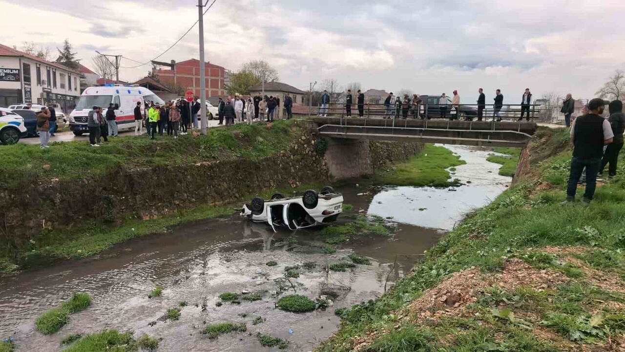 KONTROLDEN ÇIKAN ARAÇ DERE YATAĞINA UÇTU : 3 YARALI