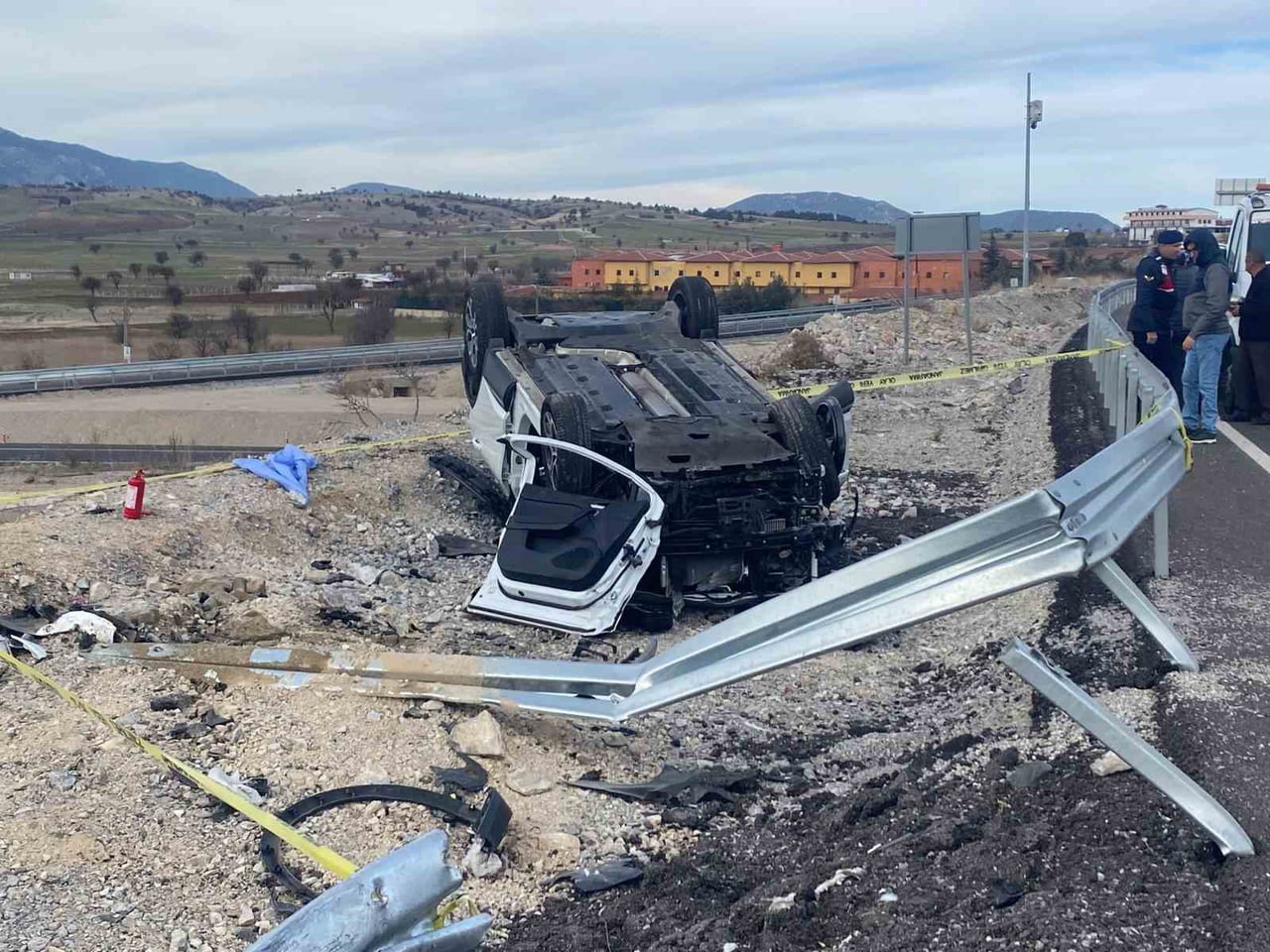 KONTROLDEN ÇIKINCA KARŞI ŞERİDE GEÇEN OTOMOBİL, REFÜJÜ AŞIP TAKLA ATTI.