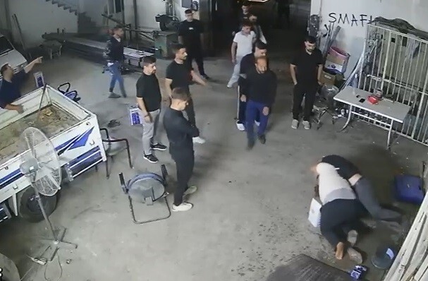 KONYA'DA BİR İŞ YERİNE GELEN ÇOĞU ÇOCUK YAŞTAKİ KALABALIK GRUBUN, İŞ YERİ SAHİBİ İKİ KARDEŞ İLE...