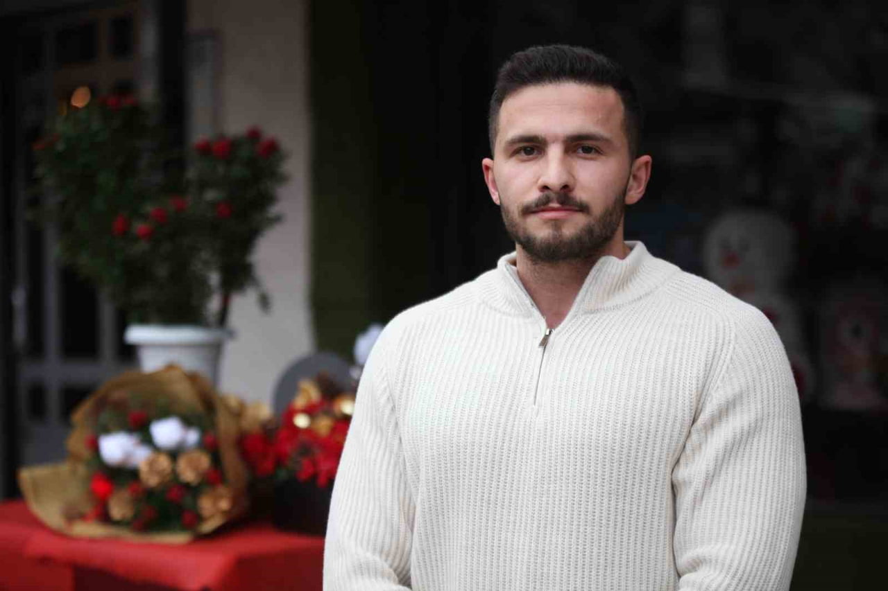 KONYA'DA ÇİÇEKÇİLİK YAPAN METİN DİKİCİ, "SON ZAMANLARDA ARTIK ARALIK AYI GELDİĞİ ZAMAN KOKİNA HEM...