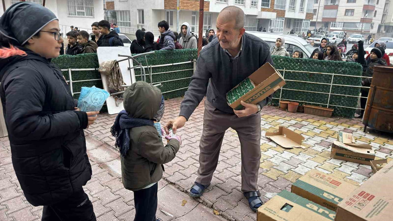 KONYA'DA MÜBAREK ÜÇ AYLARIN BAŞLANGICINDA KUTLANAN ŞİVLİLİK GELENEĞİNDE BAZI ESNAFLAR, ELLERİNDE...
