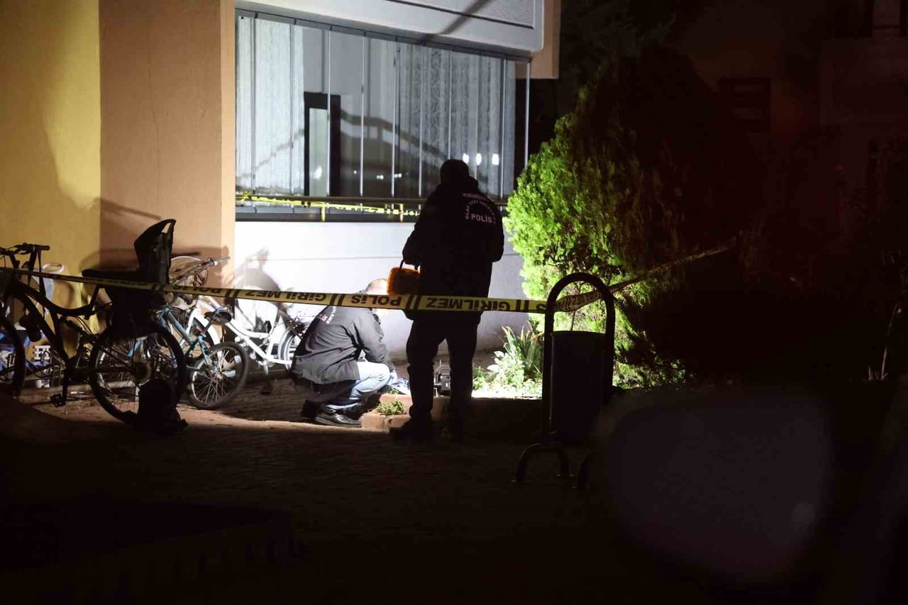 KONYA'DA ÖZEL DERS VERMEYE GİTTİĞİ SİTENİN ÖNÜNDE BOŞANMA AŞAMASINDAKİ ÖĞRETMEN KARISINI ÖLDÜREN...