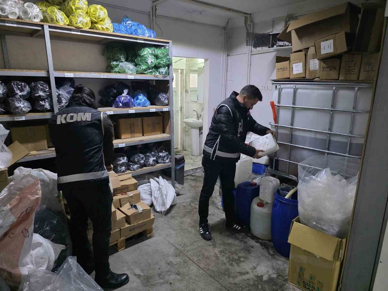 KONYA'DA YAKLAŞAN YILBAŞI ÖNCESİ PİYASAYA SAHTE VE KAÇAK İÇKİ SÜRÜLMESİNİ ENGELLEMEK AMACIYLA...