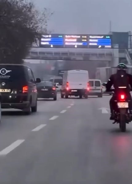 KONYA’DA AŞIRI HIZ YAPARAK DEFALARCA ARAÇLAR ARASINDAN MAKAS ATAN MİNİBÜS SÜRÜCÜSÜ, HEM KENDİ...