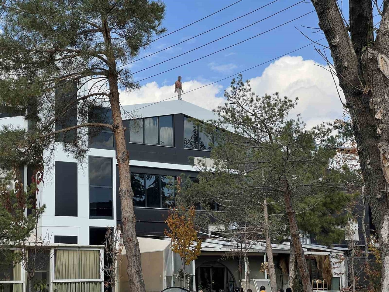 KONYA’DA ÇALIŞTIĞI FİRMADAN 430 BİN LİRA ALACAĞINI ALAMAYAN KİŞİ, 2 KATLI BİNANIN ÇATISINA ÇIKARAK...