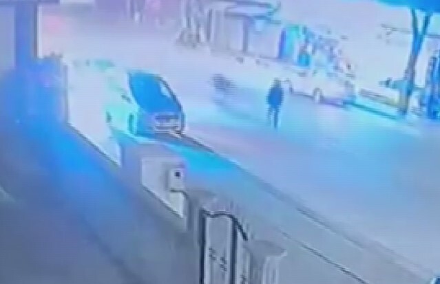 KONYA’DA MOTOSİKLETİNİN YAYAYA ÇARPMASI SONUCU 1 KİŞİ YARALANDI. ÇARPMA ANI GÜVENLİK KAMERASINA...