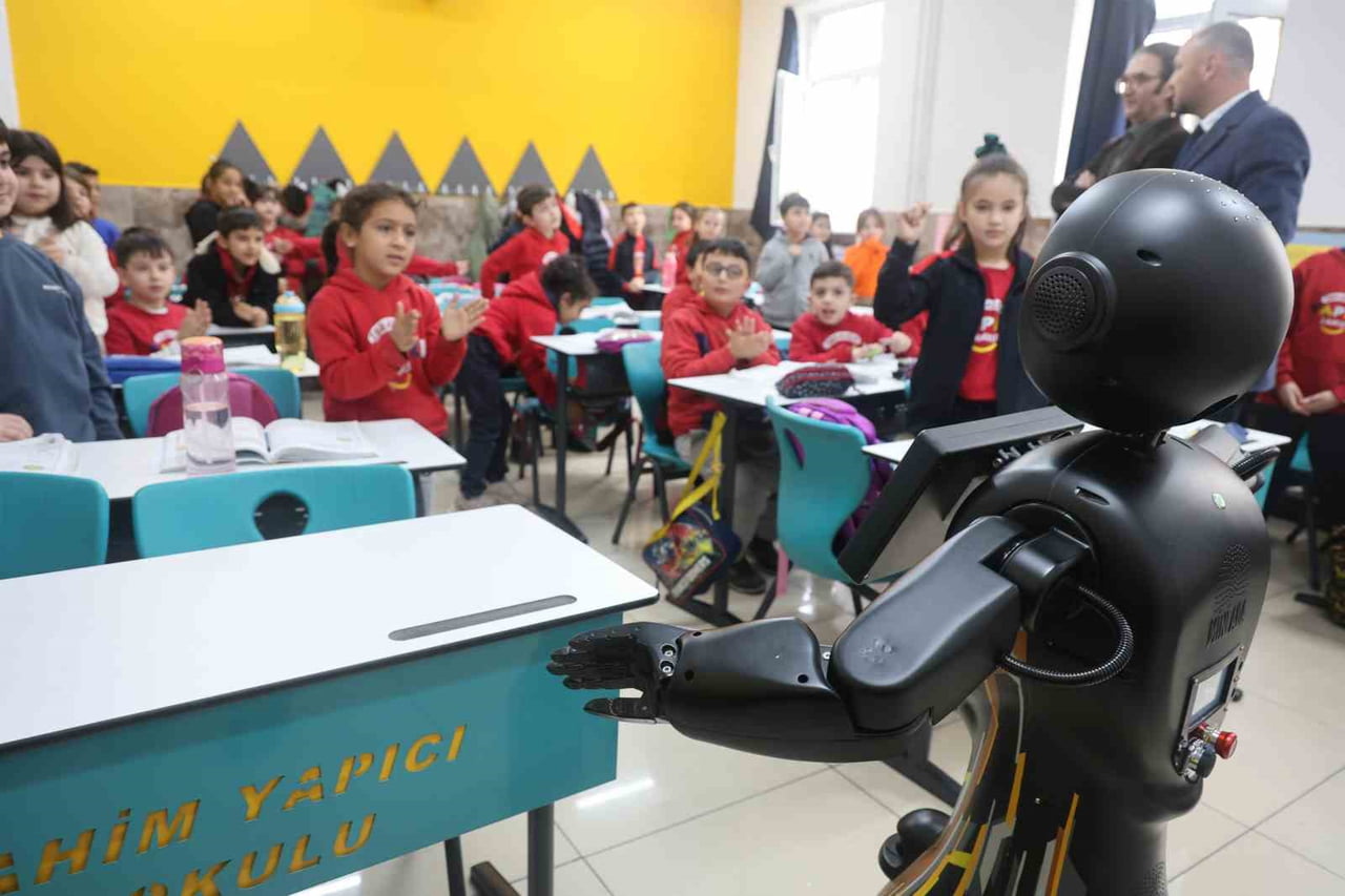 KONYA’DA ÖZGÜ GELENEKLERDEN OLAN ŞİVLİLİKLE ÇOCUKLARA PAYLAŞIMI ÖĞRETİLİRKEN, OKULDA İSE HER GEÇEN...