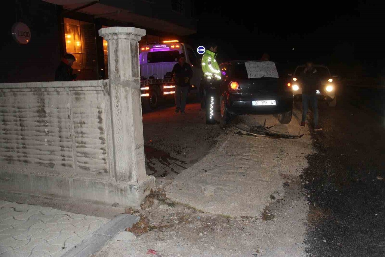 KONYA’NIN BEYŞEHİR İLÇESİNDE DOĞUM GÜNÜ KUTLAMASI İÇİN YOLA ÇIKANLARIN İÇİNDE BULUNDUĞU OTOMOBİL...