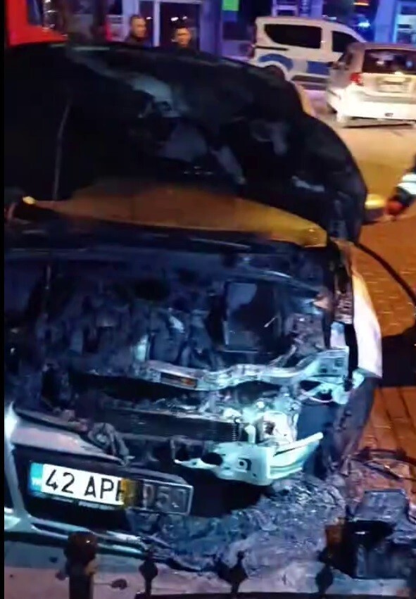 KONYA’NIN BEYŞEHİR İLÇESİNDE PARK HALİNDE YANMAYA BAŞLAYAN OTOMOBİL, İTFAİYE EKİPLERİ TARAFINDAN...