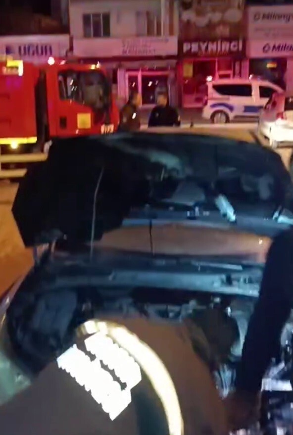 KONYA’NIN BEYŞEHİR İLÇESİNDE PARK HALİNDE YANMAYA BAŞLAYAN OTOMOBİL, İTFAİYE EKİPLERİ TARAFINDAN...