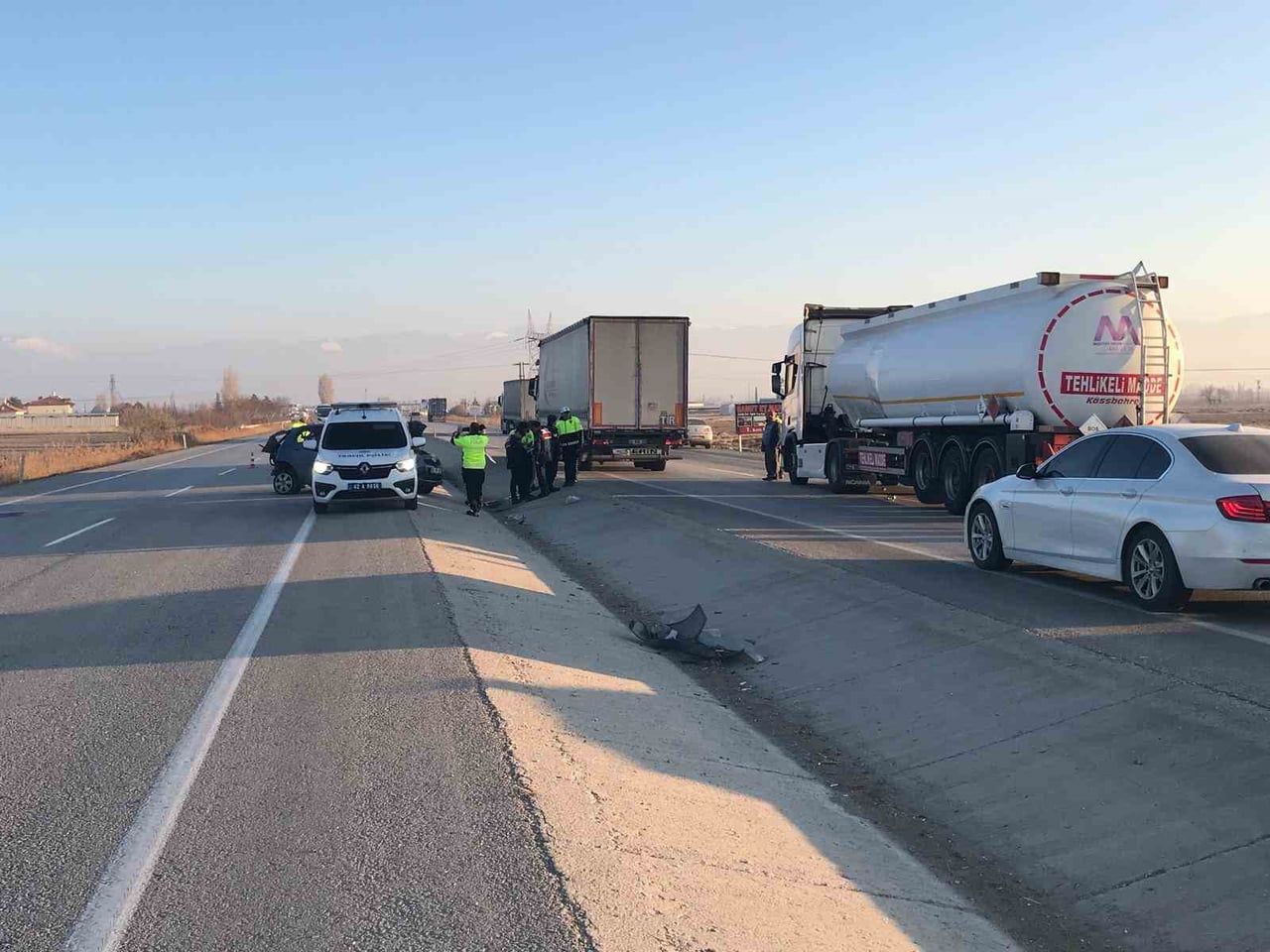 KONYA’NIN EREĞLİ İLÇESİNDE 3 ARACIN KARIŞTIĞI TRAFİK KAZASINDA 1'İ AĞIR 2 KİŞİ...