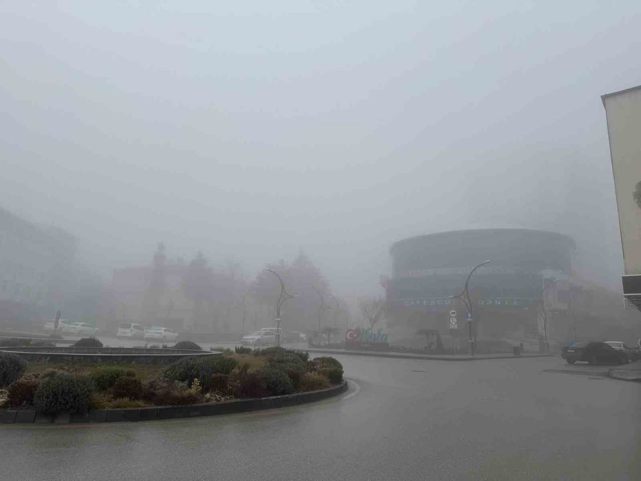 KONYA’NIN KULU İLÇESİNDE ETKİLİ OLAN YOĞUN SİS, GÜNLÜK YAŞAMI VE TRAFİĞİ OLUMSUZ ETKİLEDİ. SABAH...