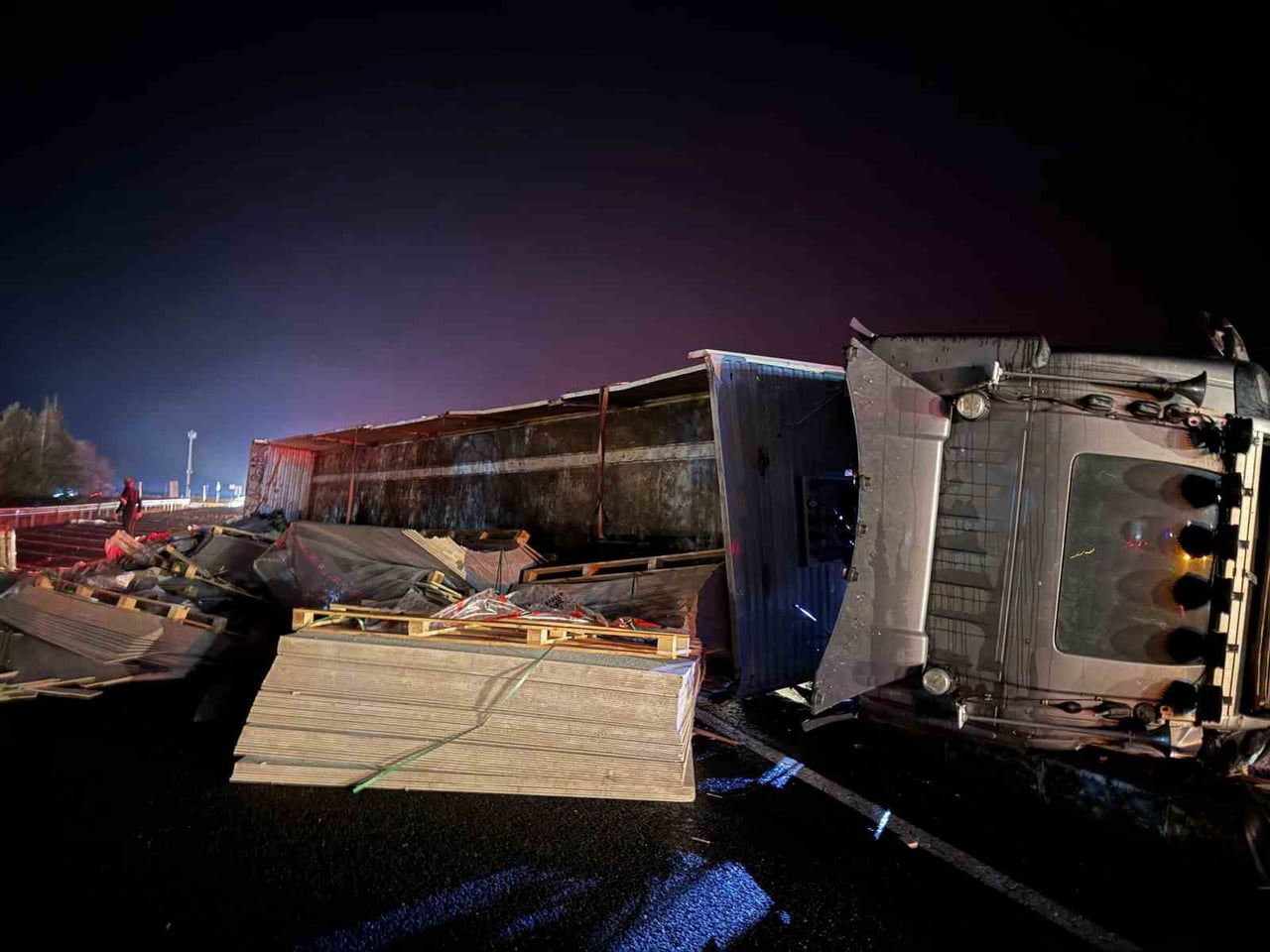 KONYA’NIN KULU İLÇESİNDE OTOMOBİLİN ÇARPTIĞI TIRIN DEVRİLMESİ SONUCU 1 KİŞİ YARALANDI.