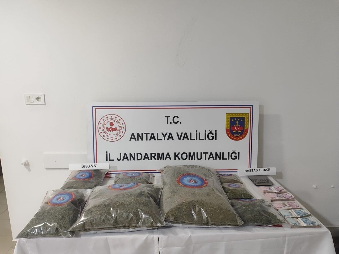 KONYAALTI VE ELMALI İLÇELERİNDE JANDARMANIN GERÇEKLEŞTİRDİĞİ OPERASYONLARDA ÇOK SAYIDA UYUŞTURUCU...