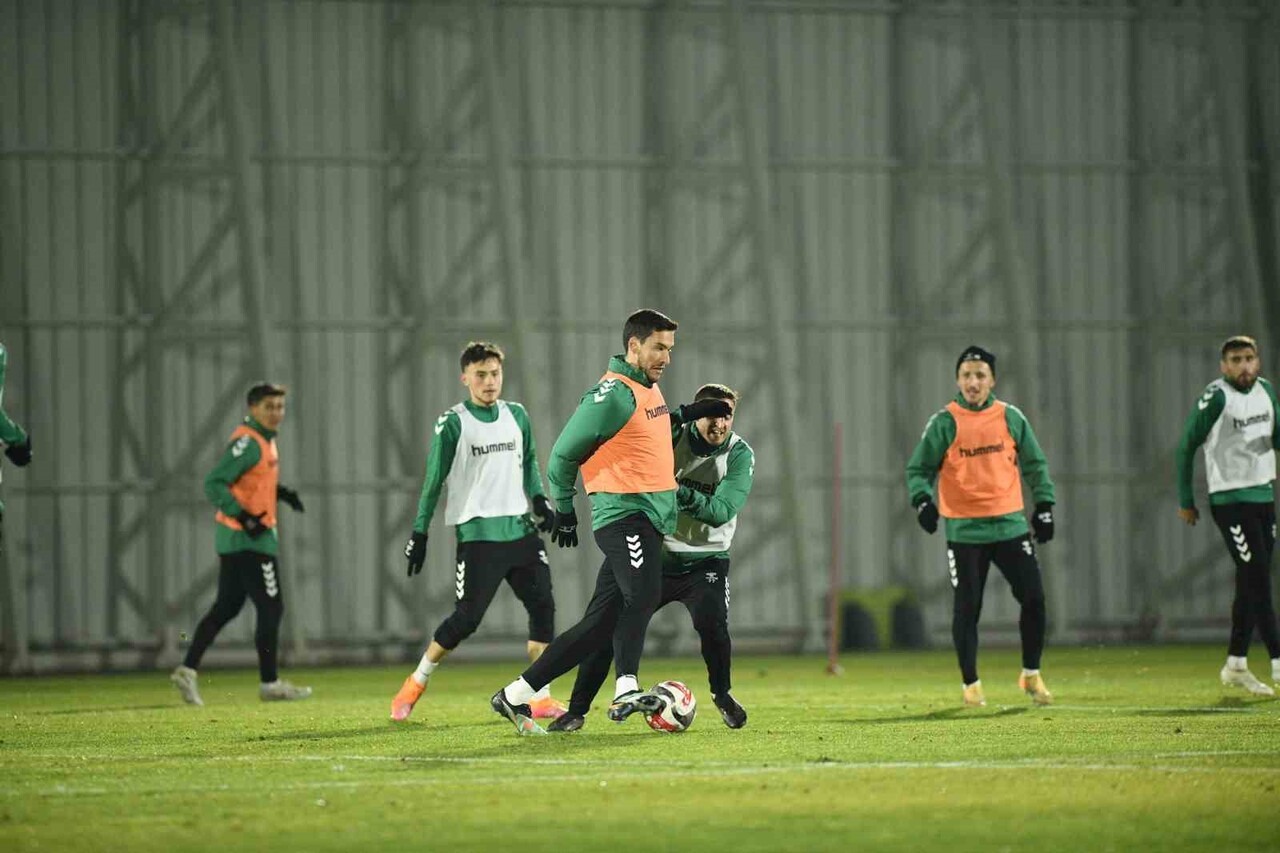 KONYASPOR, TRENDYOL SÜPER LİG’İN 16. HAFTASINDA FENERBAHÇE'YE KONUK OLACAĞI MAÇIN HAZIRLIKLARINA...