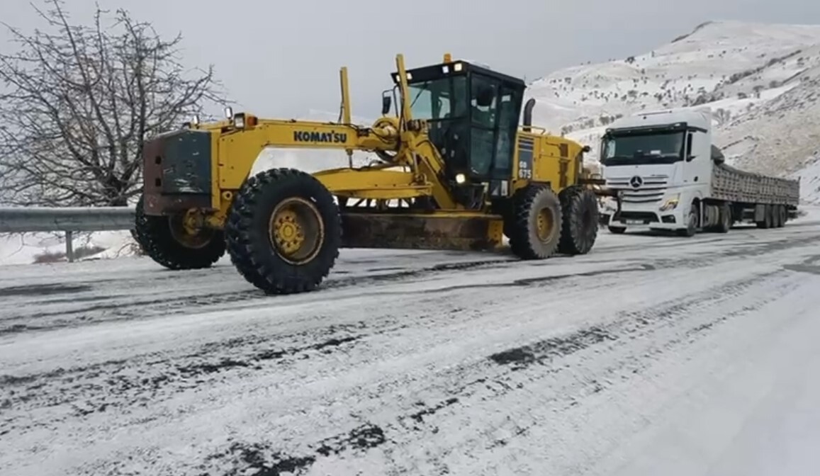 KORKUT İLÇESİNDEKİ KAZAN RAMPASINDA ETKİLİ OLAN YOĞUN KAR YAĞIŞI VE BUZLANMA NEDENİYLE YOLDA...
