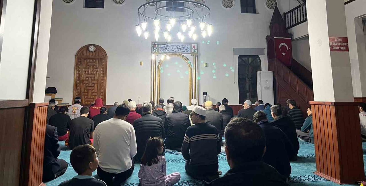 KÖYCEĞİZLİLER REGAİB KANDİLİNDE CAMİLERİ DOLDURDU