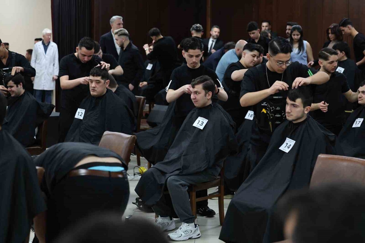 KUAFÖRLER, ENGELLİLER İÇİN SERBEST STİL SAÇ KESİMİ VE TASARIMI KATEGORİLERİNDE YARIŞTI.