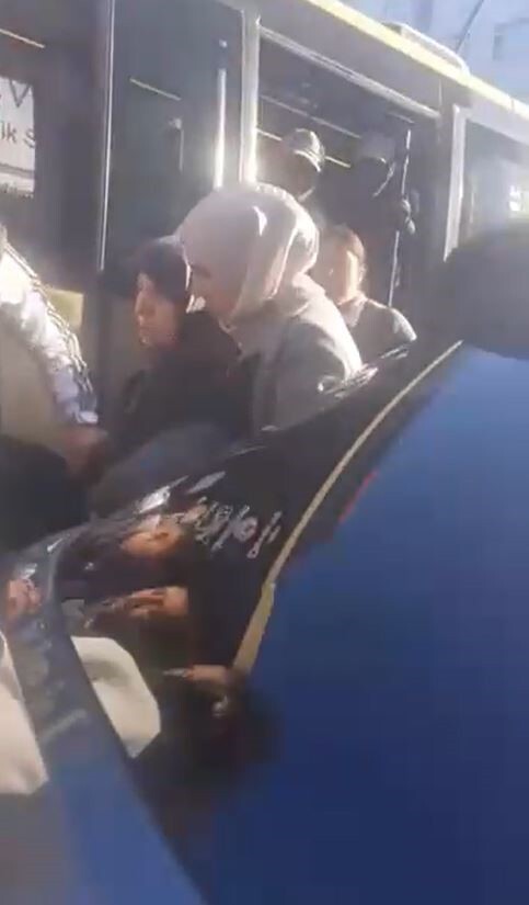 KÜÇÜKÇEKMECE’DE TIKLIM TIKLIM DOLU OLAN MİNİBÜS YOLCU İNDİRİP ALMAK İÇİN DURDU. KAPININ...