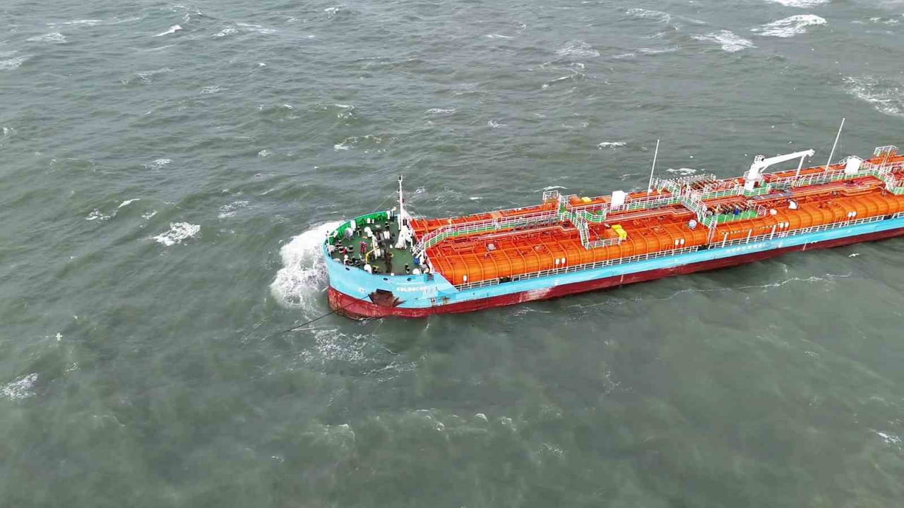 KÜÇÜKÇEKMECE DEMİR SAHASINDA, AZERBAYCAN VE TÜRK BANDIRALI İKİ TANKER GEMİ, TEMAS ETMESİ ÜZERİNE...