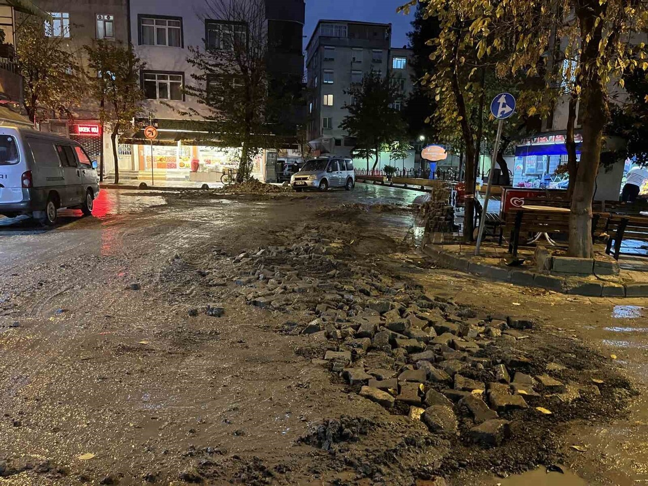 KÜÇÜKÇEKMECE İLÇESİNDE İSKİ’NİN ÇALIŞMA YAPIP KAPATTIĞI YOLDA SAĞANAK YAĞIŞIN ETKİSİYLE ÇÖKME...