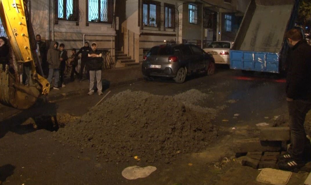 KÜÇÜKÇEKMECE İLÇESİNDE, SAĞANAK YAĞIŞIN ETKİSİYLE SOKAKTA UFAK ÇAPLI ÇÖKME MEYDANA GELDİ. SEYİR...