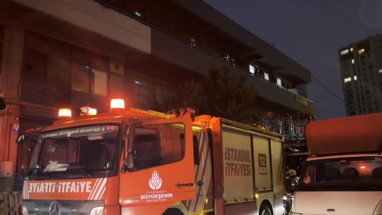 KÜÇÜKÇEKMECE MARMARA SANAYİ SİTESİ‘NDE BULUNAN BİR İŞ YERİNİN 2’NCİ KATINDA YANGIN ÇIKTI. ÇIKAN...