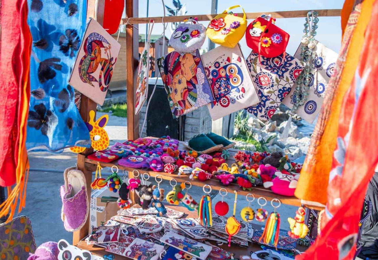 KUŞADASI'NDA KURULAN YILBAŞI PAZARI RENGARENK GÖRÜNÜMÜYLE İLGİ ODAĞI OLDU