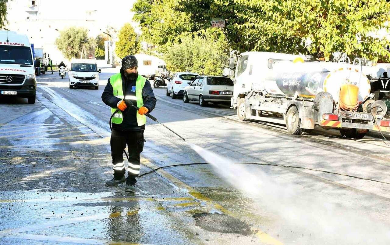 KUŞADASI BELEDİYESİ'NDEN DETAYLI TEMİZLİK ÇALIŞMASI