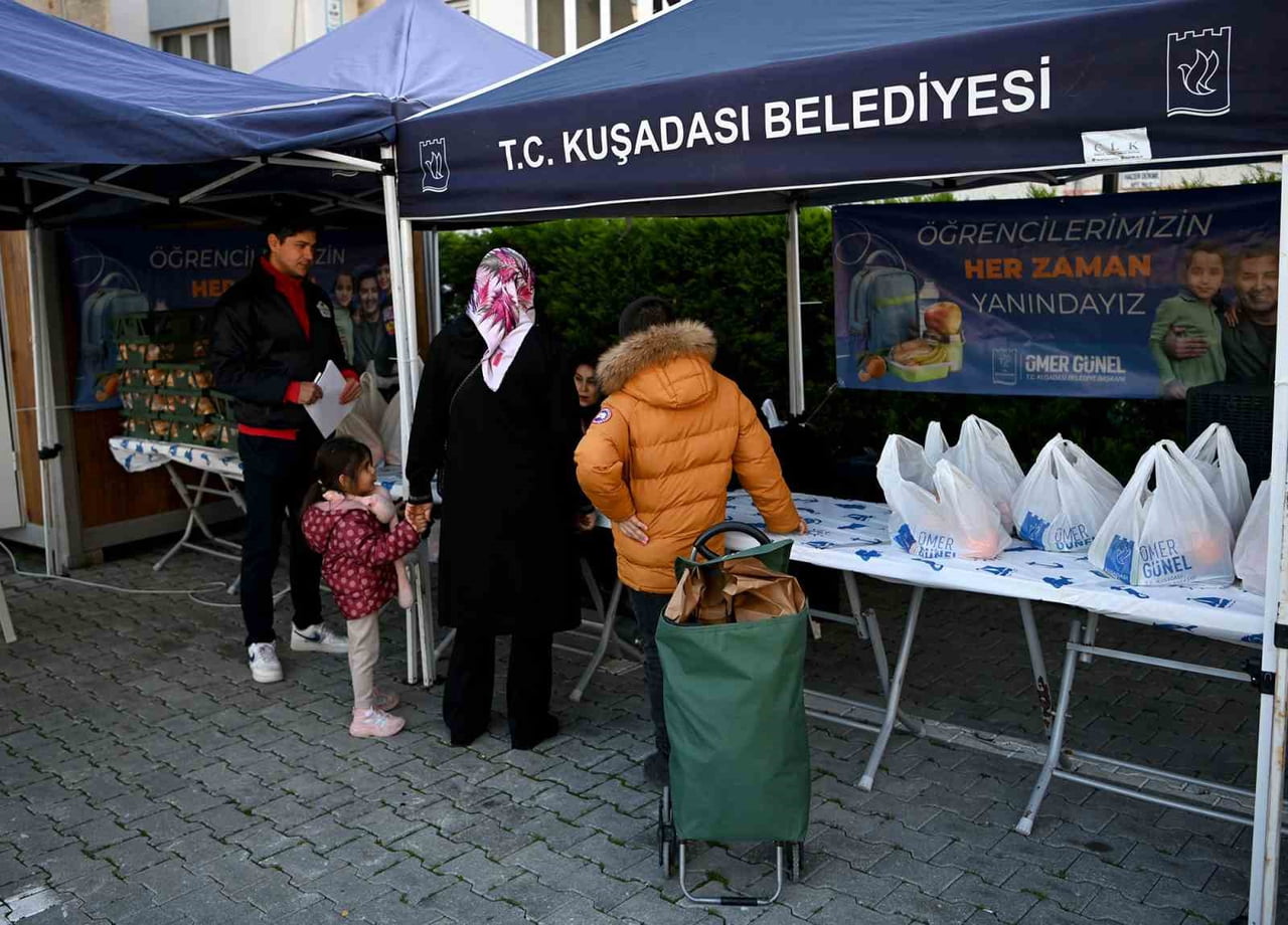 KUŞADASI BELEDİYESİ’NİN BESLENME ÇANTASI DESTEĞİNE TAM NOT
