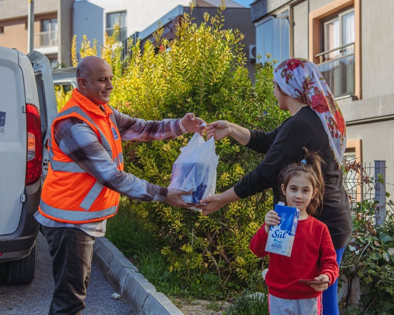 KUŞADASI BELEDİYESİ SÜT DAĞITIYOR, MİNİKLER SAĞLIKLA BÜYÜYOR
