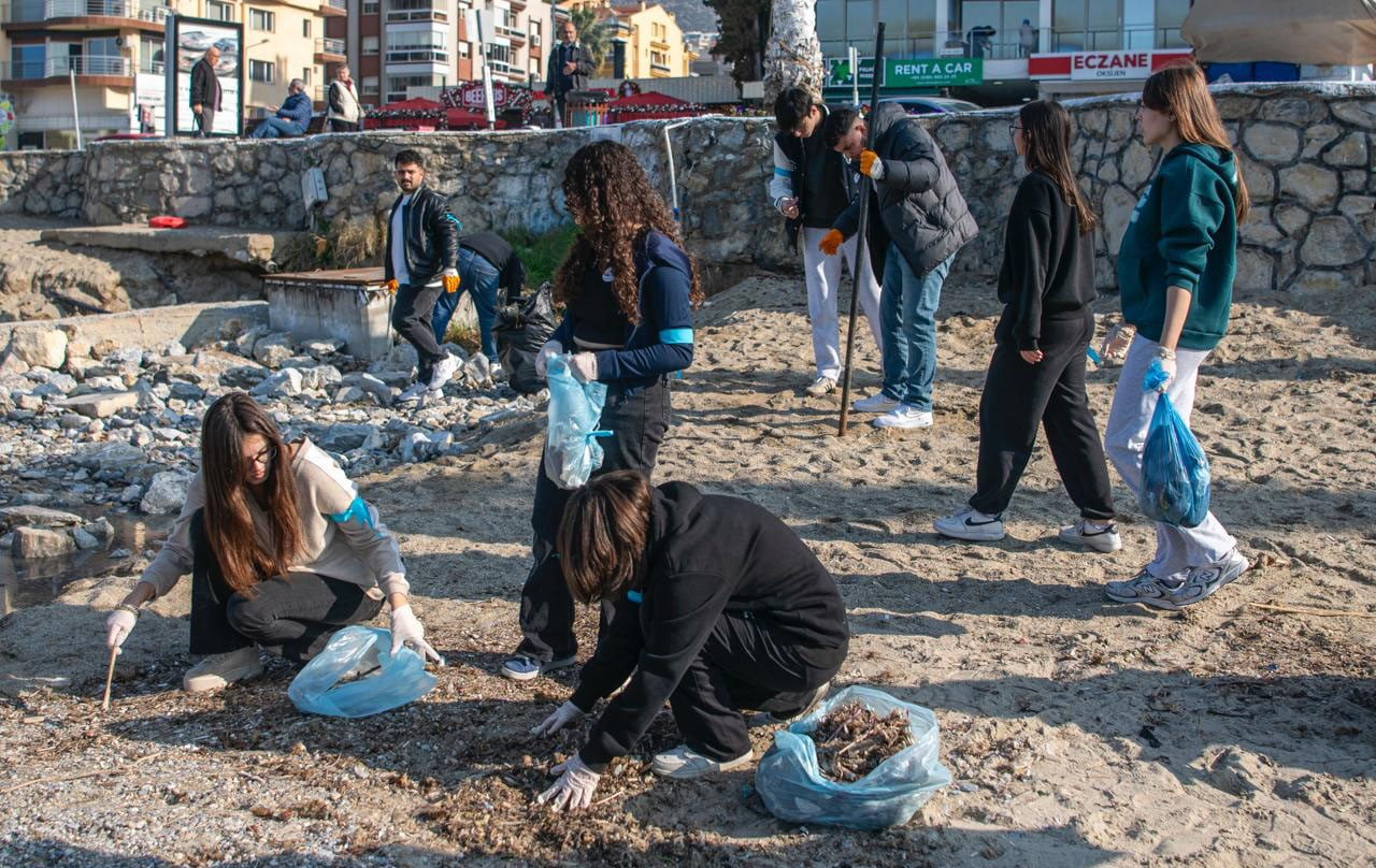 KUŞADASI’NDA SÖKELİ ÖĞRENCİLERDEN ÇEVRECİ ETKİNLİK
