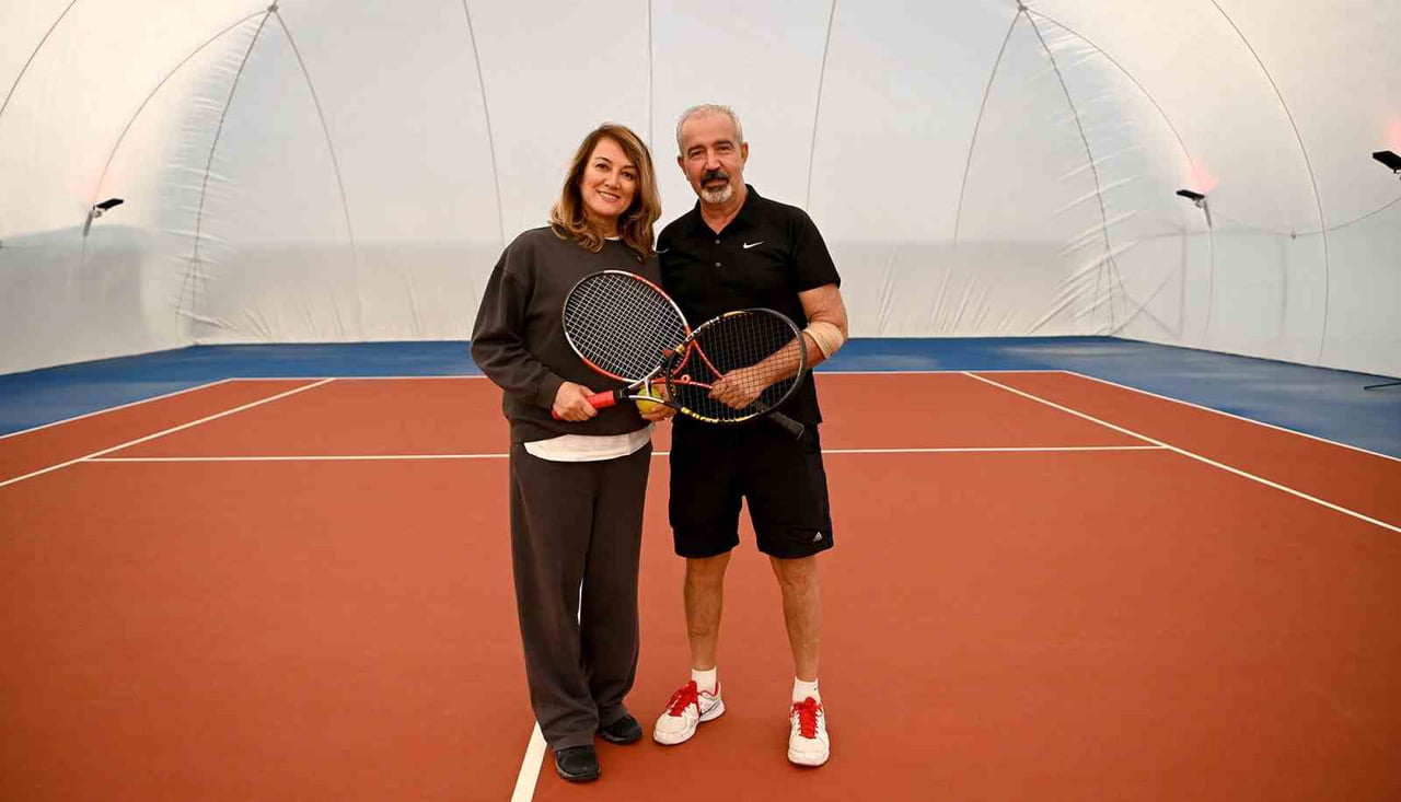 KUŞADASI’NDA SPORSEVERLERDEN BALON KORTA YOĞUN İLGİ