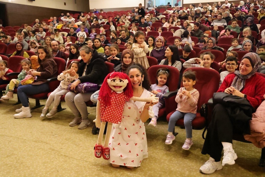 KÜTAHYA'DA 'ECEM İLE ÇİLEK VANTROLOG GÖSTERİSİ'NE ÇOCUKLARDAN İLGİ